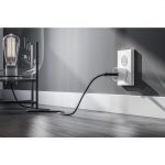 Eva Apex smartplugg i stikkontakten med en lampe koblet til