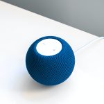 Blå HomePod mini på et hvitt bord