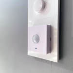 Namron Z-Wave Multisensor montert på veggen