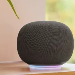 Google Home Speaker i mørk grå på et bord