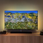 TV med Philips Hue-bakgrunnslys og Hue Play Sync Box på benken under